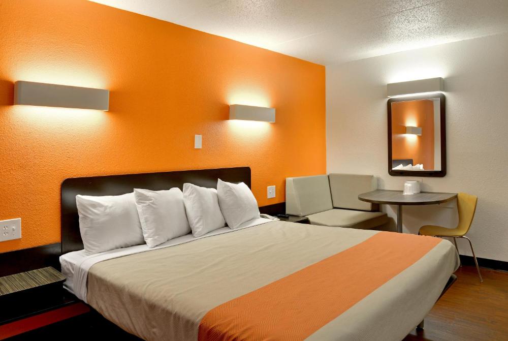 King Room with Roll-in Shower - Disability Access - Non-Smoking interior